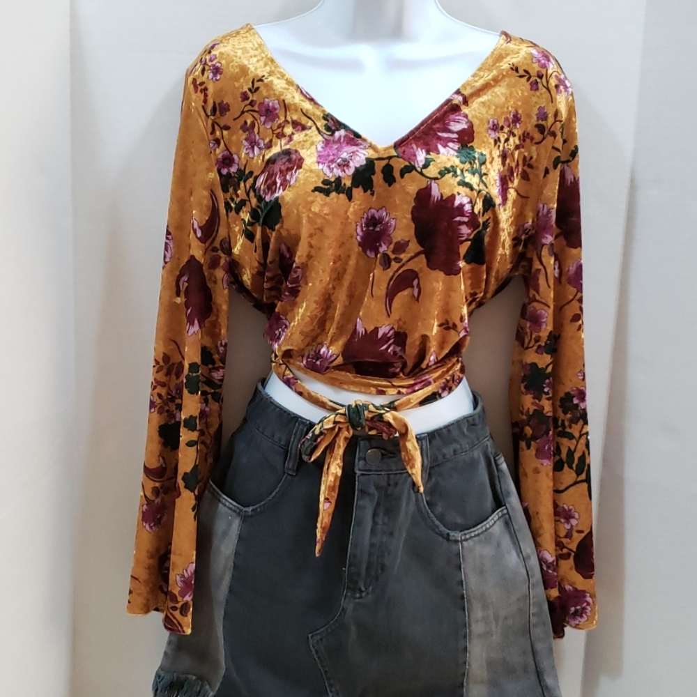 PATRONS OF PEACE beautiful floral velvet blouse.